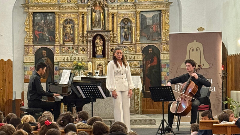 Més de 200 joves de Canillo descobreixen el poder de la música amb el Trio Elégie