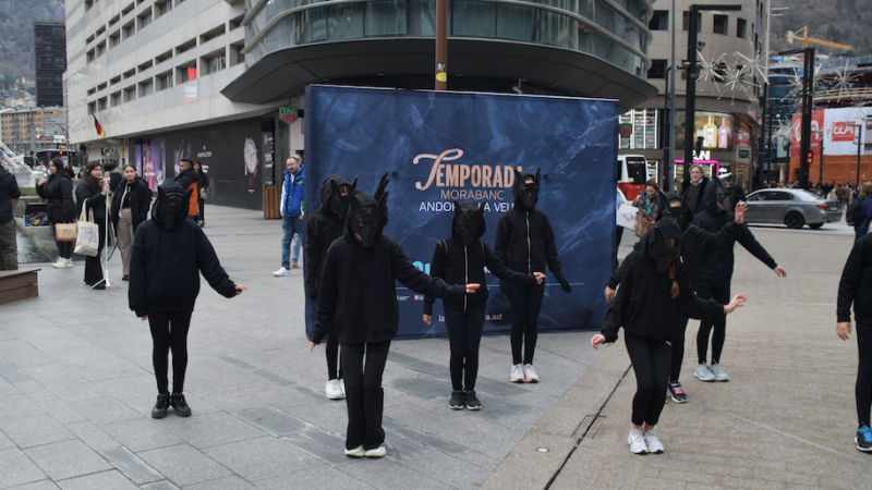 L’escola de dansa d’Andorra la Vella surt al carrer per promocionar el proper espectacle de La Temporada