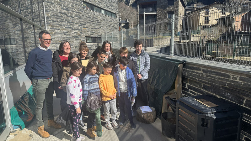 D’escombraries a fertilitzant: els infants d’Ordino estrenen el seu nou compostador!